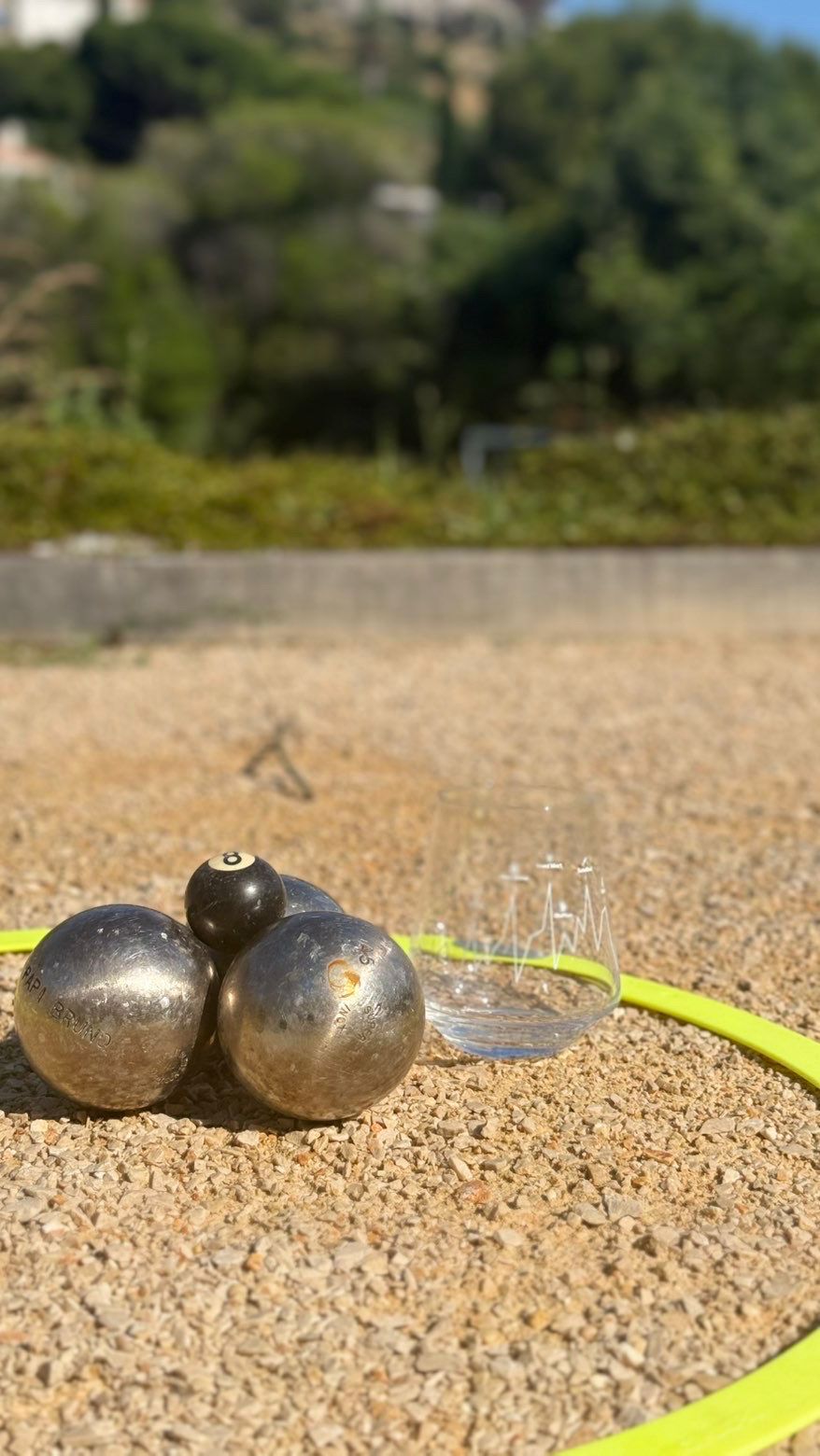 Verre Froid Mort posé près de boules de pétanque