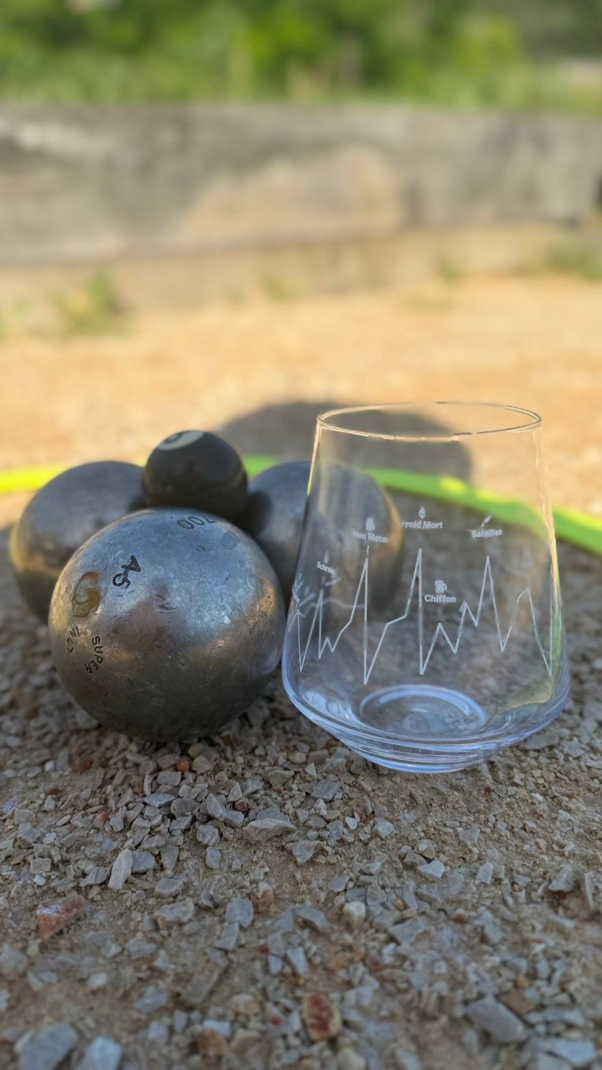 Verre Froid Mort et boules de pétanque au soleil